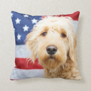 Coussin Goldendoodle avec drapeau américain