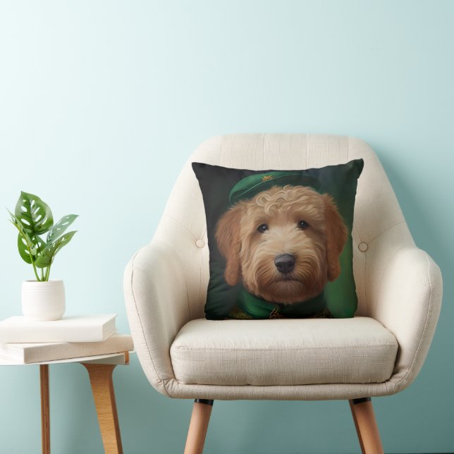 Coussin Goldendoodle Chien en robe de la Saint-Patrick (Chaise)