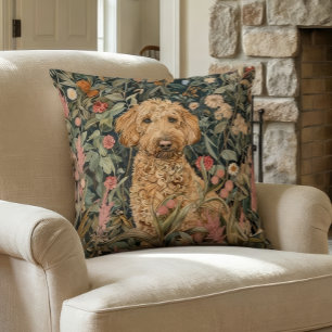Coussin Goldendoodle dans un jardin de style William Morri