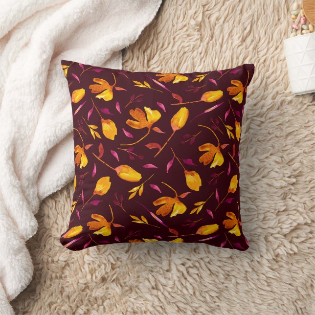 Coussin Goldie-Gold et Magenta Poppy Floral en Bourgogne (Couverture)