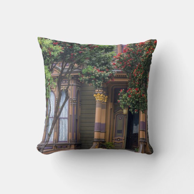 Coussin Gommier à fleurs rouges encadrant un style victori (Recto)