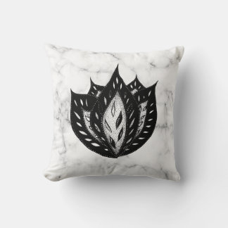 Coussin Goth fleur abstrait noir et blanc monochrome