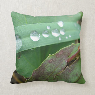 Coussin Gouttes d'eau décodées sur l'herbe