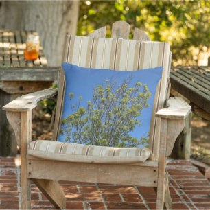 Coussin Grand frêne dans la belle photo de ciel bleu 