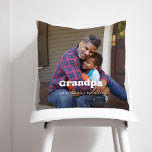 Coussin Grand-père | Boho Texte superposé avec deux photos<br><div class="desc">Ce coussin simple et élégant pour votre grand-père présente deux de vos photos de famille personnelles, avec le mot "grand-père" dans la typographie moderne blanche boho et un endroit pour ajouter vos noms et l'année à l'arrière. Le texte tel qu'il est présenté dit "nous vous aimons tant", mais vous pouvez...</div>