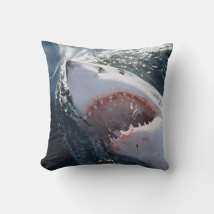 Coussin Grand requin blanc en mer