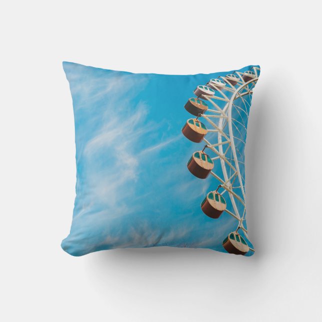 Coussin Grande roue blanche sous ciel clair le matin (Recto)