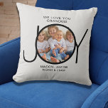 Coussin Grandma Cadeau 1 photo<br><div class="desc">Cette simple et élégante photo jetez oreiller pour votre grand-mère est décorée avec le mot JOY et dit "We Love You Grand-mère". Facilement personnalisable avec votre photo et les noms de petits-enfants. Fait un cadeau parfait pour grand-mère.</div>