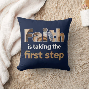 Coussin Graphique "La Foi Est En Première Étape" (2.W)