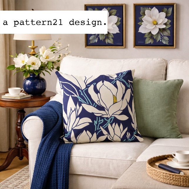 Coussin Graphisme magnolia en motif indigo (Navy magnolia botanicals bring timeless Southern garden charm to elegant living spaces.)