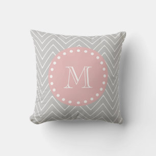 Coussin Gris bébé rose moderne Chevron personnalisé Monogr