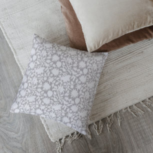 Coussin gris clair inspiré par le blocus indien