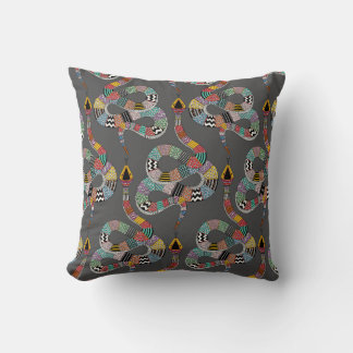Coussin gris de serpent graphique