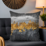 Coussin Gris d'or minimaliste Abstrait Bruxelles<br><div class="desc">Gris d'or minimaliste Brochures Abstraites Moderne à oreiller à lancer Cushion dispose d'un abstrait gris élégant avec un motif texturé doré. Parfait pour votre maison ou comme cadeau. Conçu par ©Evco Studio www.zazzle.com/store/evcostudio</div>