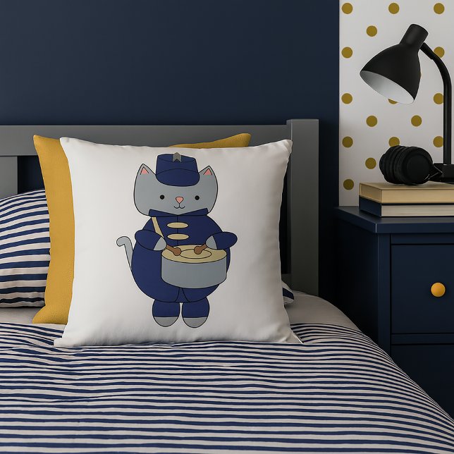 Coussin Gris Mignon Chat Orchestre Tambour Musique (A throw pillow with a cat playing a snare drum while wearing  navy blue & gold marching band uniform)
