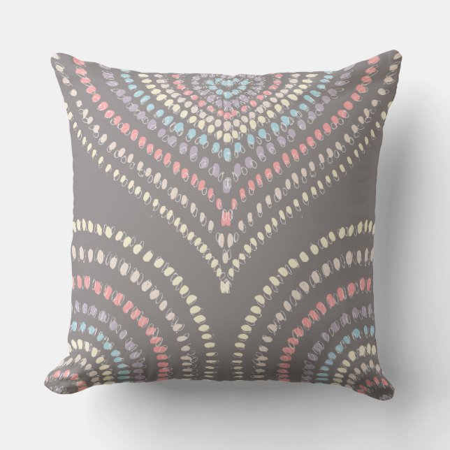 Coussin gris rose jaune bleu Coeurs concentrés arc-en-ciel (Recto)