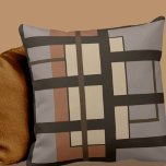 Coussin Gris Taupe Brown foncé et beige Conception géométr<br><div class="desc">L'oreiller moderne est doté d'une motif géométrique gris taupe et marron foncé aux accents beige et orange sienne. Cette conception géométrique abstraite moderne est construite sur des combinaisons de rectangles répétés, qui sont superposés et entrelacés pour former un motif artistique intéressant. Un coussin moderne neutre décoratif pour votre chambre ou...</div>