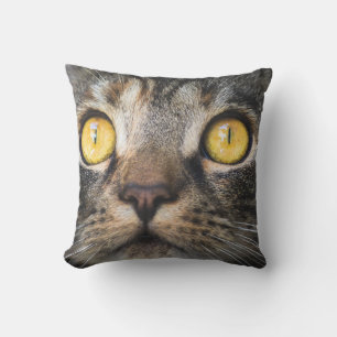 Coussin Gros plan de chat avec Yellow Eyes