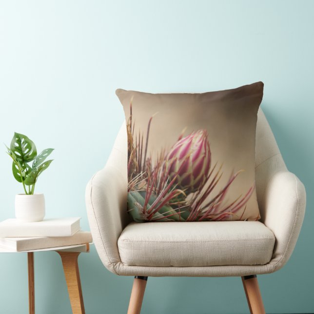 Coussin Gros plan d'un bourgeon sur cactus barrel (Chaise)