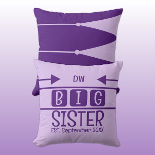 Coussin Grosse soeur initiales est. mois année violet