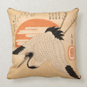 Coussin Grue blanche volant sur le disque du Soleil