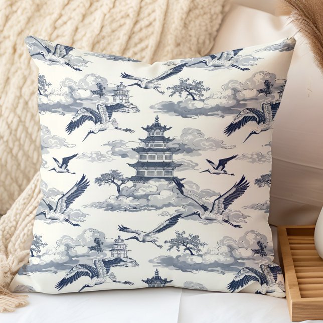 Coussin Grues bleus élégants vintage et temple chinois (Elegant Vintage Blue Cranes and Chinese Temple Throw Pillow in a neutral boho bedroom.)