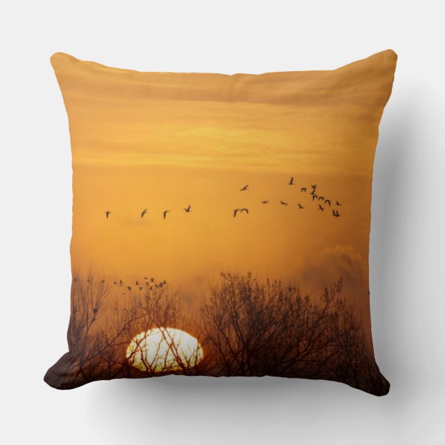 Coussin Grues du Canada silhouettées sur le soleil levant (Recto)