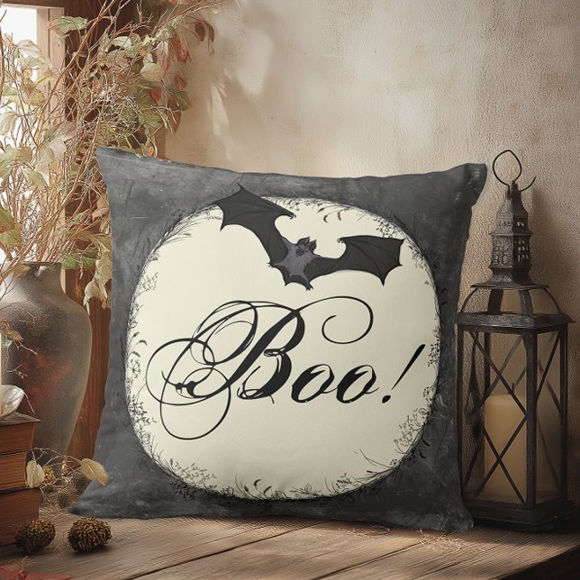 Coussin Grunge Boo Halloween (Halloween throw pillow with distressed moon, bat, and “Boo!” in script, gothic grunge Halloween home)