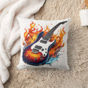 Coussin Guitare vibrante entourée de flammes au crépuscule