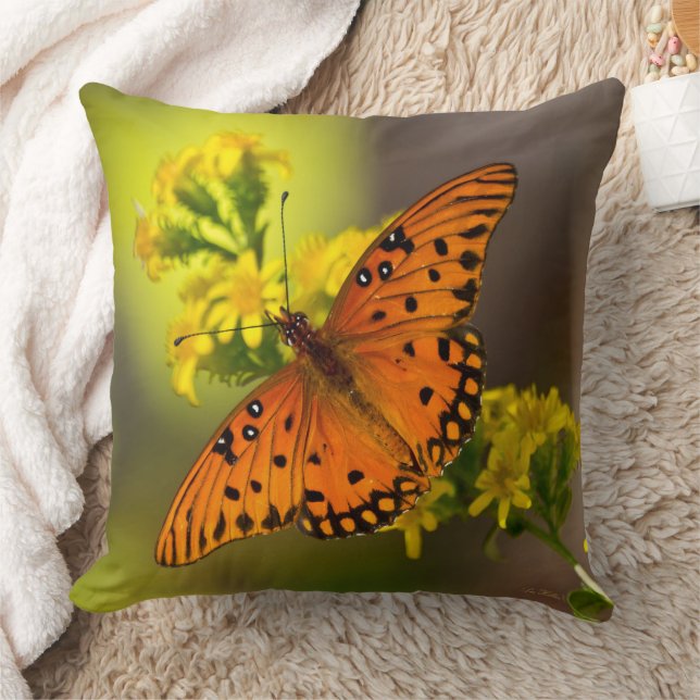 Coussin Gulf Fritillary aka Passion Butterfly on Goldenrod (Couverture)