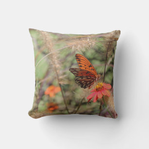 Coussin Gulf Fritillary sur Zinnia