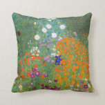 Coussin Gustav Klimt : Jardin fleuri<br><div class="desc">Un beau coussin classique avec un jardin fleuri coloré,  peint par le peintre symboliste autrichien Gustav Klimt.</div>