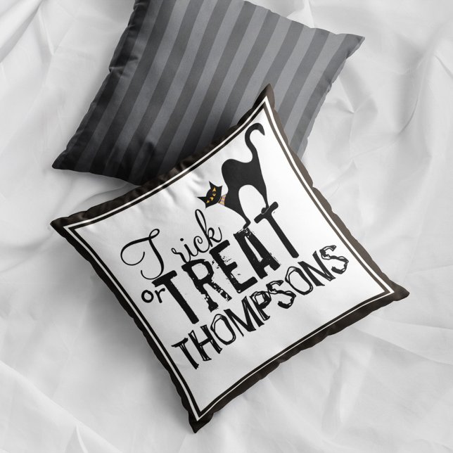 Coussin Halloween Chat Noir Friandise ou Farce Effrayant (Halloween black cat trick or treat pillow with personalized family name spooky fall decor accent.)