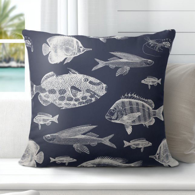Coussin Hamptons de poisson bleu blanc (Discover Gorgeous Coastal Throw Pillows by Totally Coast)