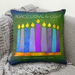 Coussin Hanoukka Bold Bougies Bleues Vert Paix Aimer Lumiè<br><div class="desc">"Paix, amour et lumière." Une illustration ludique, moderne et artistique de bougies motifs de saumons dans une menorah vous aide à inaugurer les vacances de Hanoukka. Des bougies bleues assorties de motifs de fausse feuille colorés recouvrent un arrière - plan texturé vert profond et riche. Faux papier motif en cuivre...</div>
