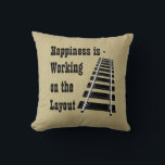 Coussin Happiness travaille sur le modèle de disposition f<br><div class="desc">N'importe quel Modeleur de Chemin de Fer aimera celui-ci,  - Voir beaucoup d'autres cadeaux Thème de Train dans mon magasin - Regardez MAINTENANT! - il y aura quelque chose que vous aimez !</div>
