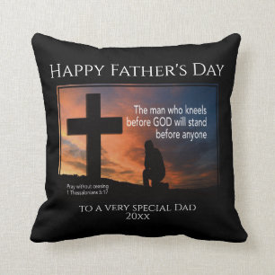 Coussin Happy Father's Day MAN OMS KNEELS BEFORE GOD