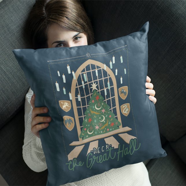 Coussin Harry Potter | Décorez le grand hall (Person holding pillow)