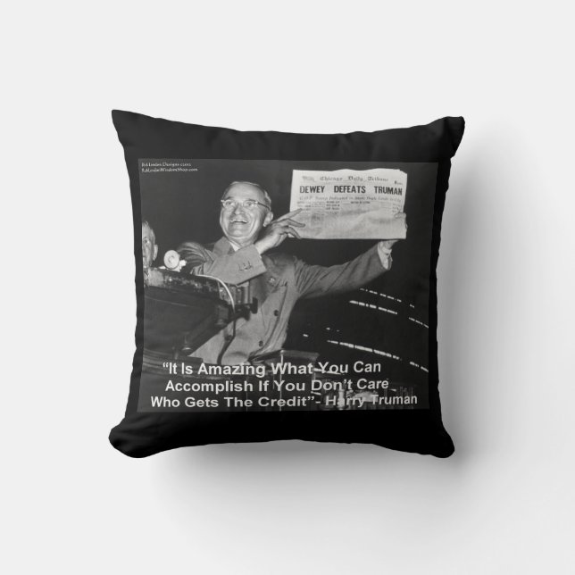 Coussin Harry Truman tenant un journal “Dewey aime Truman (Recto)