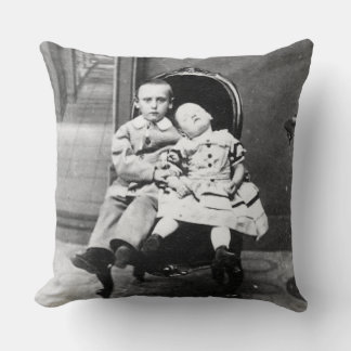 Coussin Haunting Vintage Sibling Portrait