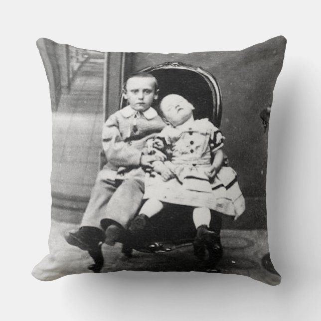 Coussin Haunting Vintage Sibling Portrait  (Recto)