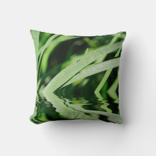 Coussin Herbe verte avec des gouttes de rosée se reflétant