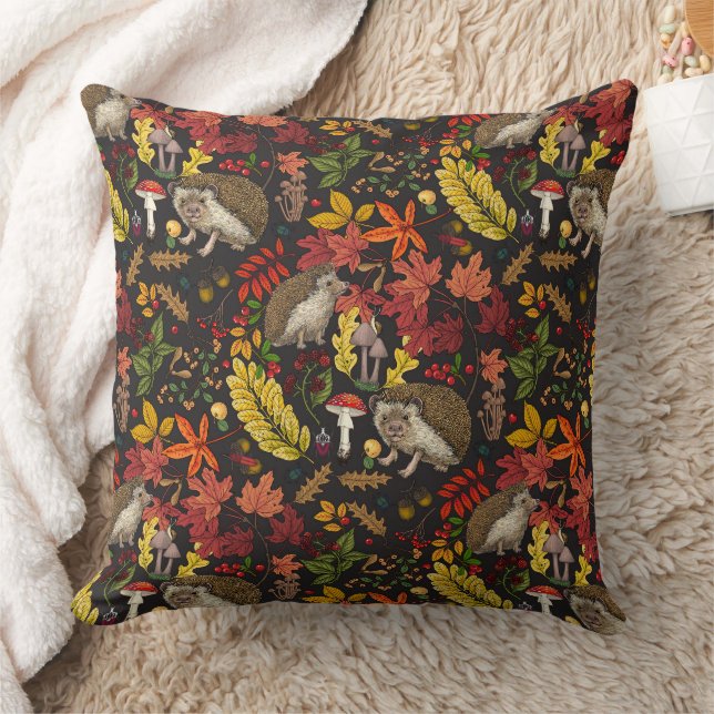 Coussin Hérissons et flore de forêt automnale sur fond noi (Couverture)