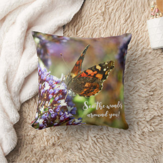 Coussin Hermosa mariposa polinizando flores