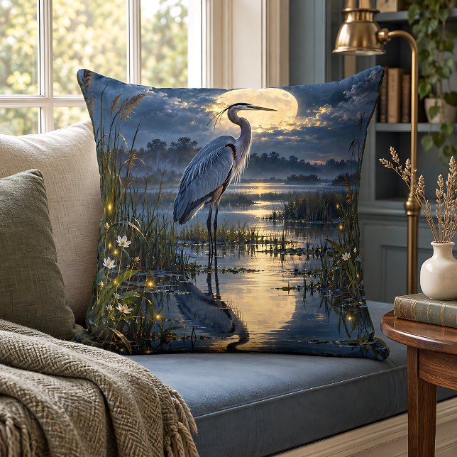 Coussin Héron bleu au clair de lune dans les feu d'insecte (Moonlit Blue Heron Wetland Fireflies Night Scene Throw Pillow)