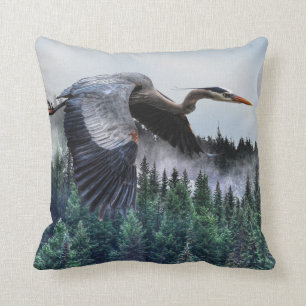 Coussin Héron de grand bleu volant et faune brumeuse de