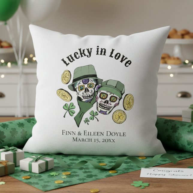 Coussin Heureux en amour irlandais crânes de sucre jeunes  (Lucky in Love Irish Couples Shower White Pillows. Irish Sugar Skulls, Green Shamrocks, Gold Coins)