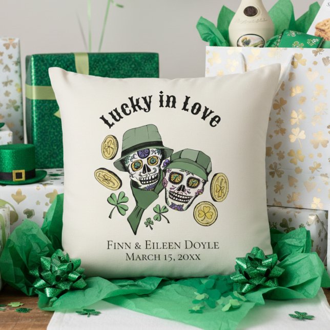 Coussin Heureux en amour Sugar Skulls Irlandais Nouvelleme (Lucky in Love Irish Couples Shower Ivory Pillows. Irish Sugar Skulls, Green Shamrocks, Gold Coins)