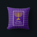 Coussin HEUREUX HANOUKKA | Menorah | Étoile de David | Vio<br><div class="desc">Coussin HANOUKKA violet élégant avec faux argent Star de David en motif arrière - plan subtil. Le texte de l'espace réservé est personnalisable afin que vous puissiez changer HAPPY HANOUKKA en un message de bienvenue de votre choix (texte de longueur similaire) ou dans votre propre langue. Partie de la collection...</div>
