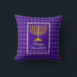 Coussin HEUREUX HANOUKKA | Menorah | Étoile de David | Vio<br><div class="desc">Coussin HANOUKKA violet élégant avec faux argent Star de David en motif arrière - plan subtil. Le texte de l'espace réservé est personnalisable afin que vous puissiez changer HAPPY HANOUKKA en un message de bienvenue de votre choix (texte de longueur similaire) ou dans votre propre langue. Partie de la collection...</div>